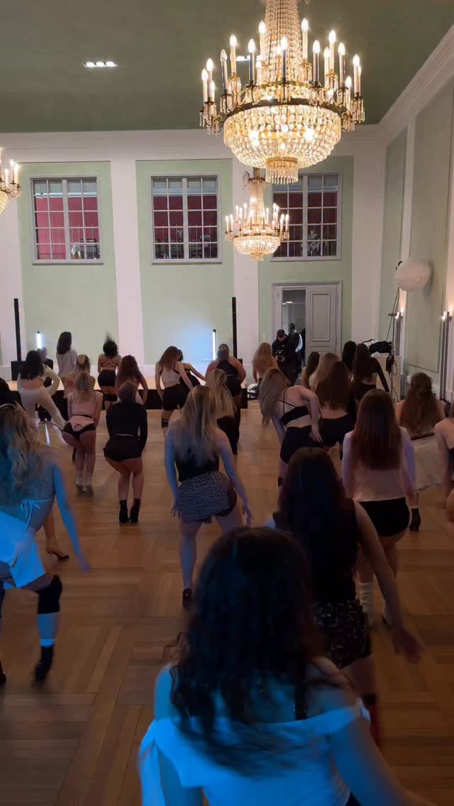 mini visual recap of our Heels Intensive Vol. 2 ⭐️👠 and again THANK YOU to everybody who join us for volume 2 🥹 we will never take this for granted ✨ #mdstudios
and to mention these important people again here:
thank you to the best team @marcoek @nessidgr @karla.raekow @yilmazt696 @paulinelee_1511 @szymon_hool 💖 without you this event wouldn’t even be possible ✨
… see you all at VOL. 3 ⭐️
ps: go and get one of our new duffle bags 🤓 link is in bio 🩵
#dance #ansbach #dancestudio