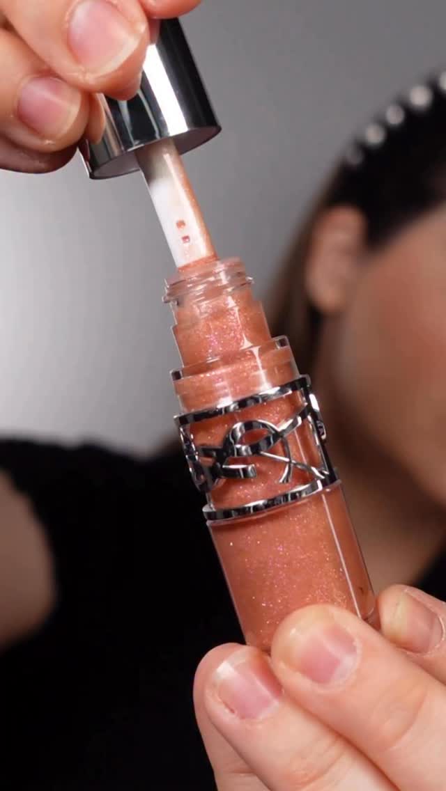 The @ysl Loveshine Plumping Lip Oil Gloss is one of my FAVORITE lip products lately, and that is saying something when the lippie category is so over saturated at the moment! Plumping without being painful and the most UNBELIEVABLE glitter shine. This is the shade Honeymoon. 💖💫
#ysl #makeupartist #lipgloss #lipplumper #glammakeuplook