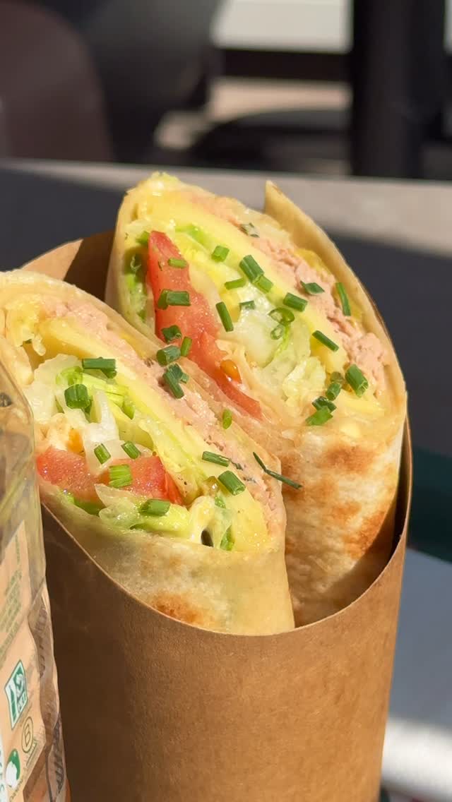Envie d’un lunch frais et gourmand ? 🐟
Notre wrap au thon, avocat, gruyère et crudités est parfait pour un repas rapide et savoureux. Un format pratique à déguster sur place ou à emporter au soleil ! ☀️
#edwardsgeneve #genevafood#freshandquick