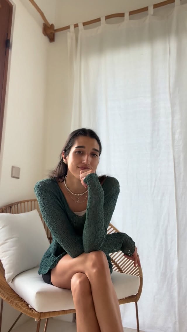 Arbeit mit psychischem Wohlbefinden braucht einen klaren Rahmen.
Dies Grenzen ist kein Mangel. Sie ist ein zentraler Wert meiner Arbeit.
Und weil mir wichtig ist, dass du konkret weißt,
wann und wie ich für dich da sein kann und wann nicht.
1. Ich behandle keine Diagnosen.
Auch wenn Diagnosen Teil deiner Geschichte sind,
soll die Begleitung neben ihnen möglich sein: als gemeinsamer Prozess, nicht als Behandlung.
Konkret heißt das:
Wenn deine psychiatrischen Diagnosen aktuell so zentral sind, dass sie der Dreh- und Angelpunkt der Begleitung wären, werde ich dir eine fachärztliche Form von Unterstützung ans Herz legen.
2. Begleitung ist für mich Zusammenarbeit.
Meine Arbeit ist keine Dienstleistung,
bei der du abgibst und ich „mache“.
Ich arbeite relational.
Du bringst dich ein, ich bringe mich ein.
Ziel meiner Arbeit ist mehr Selbstwirksamkeit;
dafür braucht es deine Bereitschaft, dich zu zeigen.
Ich begleite dich dabei,
aber ich kann diesen Weg nicht für dich gehen.
3. Ich begleite nur dort, wo ich reguliert bleiben kann.
Es ist für mich unerlässlich, ein präsentes, stabiles und klares Gegenüber zu sein.
Wenn ein Thema mich selbst so stark berührt,
dass ich diese Rolle nicht halten kann,
übernehme ich dafür Verantwortung
und begleite dich darin nicht.
Diese Grenzen sind Teil meines fachlichen Rahmens.
Und sie sind auch Teil der Werte, die ich in meiner Begleitung vermittle:
Eigenverantwortung, Selbstwirksamkeit
und die Fähigkeit, die eigenen Grenzen wahrzunehmen
und zu ehren.
•••
•••
Videos wie diese dienen der Unterhaltung und ersetzen keine Begleitung. Sie dienen nicht als professioneller Rat und gehen ebenso nicht auf die Feinheiten psychischer & emotionaler Gesundheit ein (weil sie dafür viel zu individuell ist!).
🍯 lerne meine Arbeit kennen, indem du dir den Anpassungs-Guide oder die kostenfreie Regulationspraxis holst
www.auroraprema.de
auroraprema@gmail.com