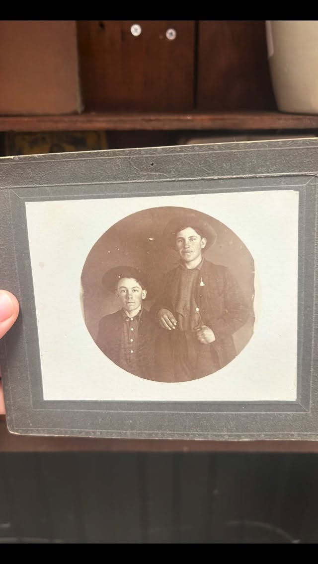 Styling a vintage medicine cabinet. Here are my tips.
👉 Always work with an odd number of items on each shelf.
👉 Choose items in tones that complement one another’s
👉 Books are great fillers.
#stylinghome #curatedhome #vintagestyle.