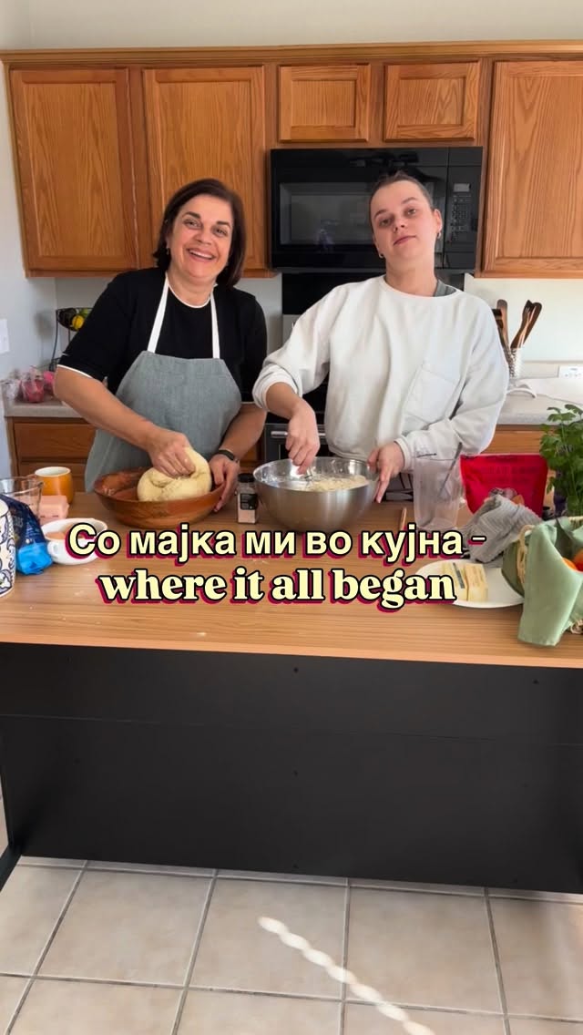 Убавината на готвењето со семејството…
тоа е нешто што не може да се опише.
Ова е од јануари — јас и мајка ми во мојата нова кујна, правиме кифлички, мазник и лебови што ги правеше дедо ми.
Со брашно на рацете и приказни во воздухот,
традицијата продолжува.
Од дедо ми,
до мајка ми, до тетките
и сега до мене.
Ова не е само храна —
ова е љубов, наследство и идентитет 🤍
—
The charm of baking with family…
there’s nothing quite like it.
This was back in January, my mama and I in my new kitchen — baking кифлички, мазник, and the breads my дедо used to make.
Flour on our hands, stories in the air, and generations living through every movement.
This is how I learned.
Not from a book — but from watching, helping, feeling from very early in life.
From my дедо’s bakery in Bitola,
to my mama’s kitchen,
and now to mine.
This is what multi-generational baking heritage looks like 🤍
#GenerationalBaking
#MacedonianRoots
#FamilyTraditions
BalkanHeritage
FromMacedoniaWithLove
DiasporaKitchen
FoodIsMemory
SpreadSomeDoughToday
