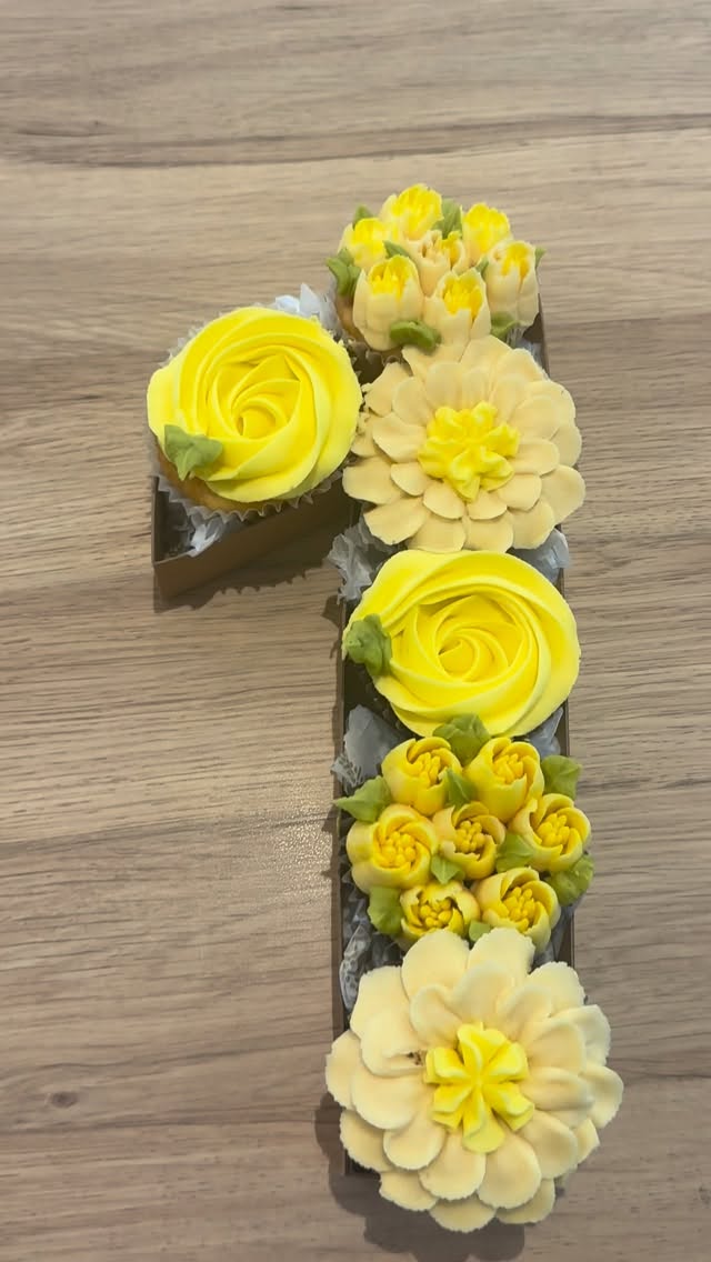Number cupcake 1an 🧁💐
#angiescupcakes77 #numbercupcakes #1anbebe