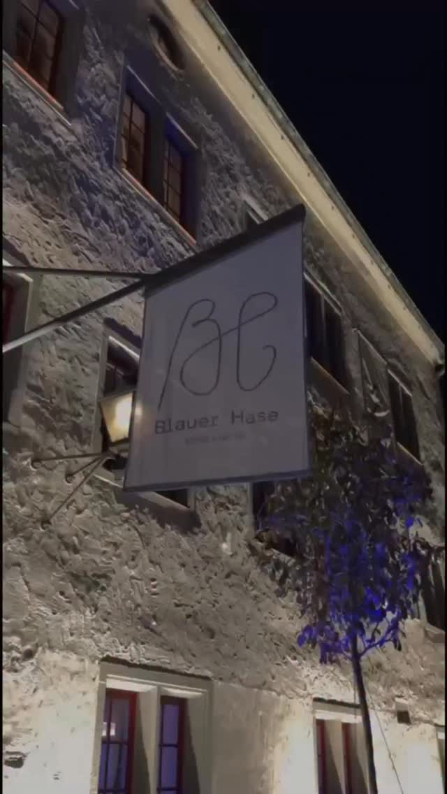 Im Blauer Hase geht’s nicht nur ums Essen.
Es geht um Abende, die länger bleiben als geplant.
Um gute Gespräche, die irgendwo zwischen erstem Glas und letzter Runde entstehen.
Um volle Gläser, ehrliche Empfehlungen und Teller, die man am liebsten teilen würde – oder auch nicht 😄
Es geht um unser Team, das im Hintergrund alles gibt, damit es sich vorne ganz leicht anfühlt.
Um diese besondere Mischung aus Küche, Service und Gästen, die jeden Abend anders – aber immer besonders macht.
Mal laut, mal entspannt.
👉 Genau dafür ist der Blauer Hase da.
Komm vorbei und bleib ein bisschen 💙🐇