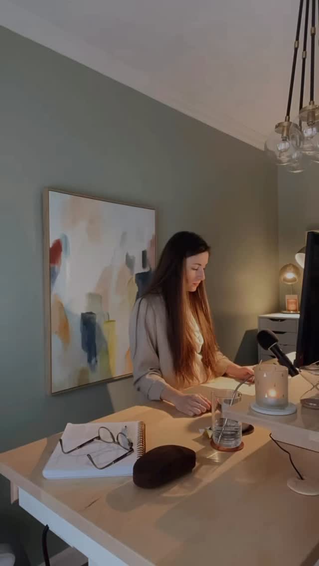 On pense souvent que le problème… c’est le manque de temps. ⏳
Alors on essaie de s’organiser davantage.
De mieux planifier.
De devenir plus disciplinée.
Mais malgré tout ça… il reste ce sentiment de courir.
Ou pire… d’avancer, sans vraiment avancer.
Et si le vrai problème n’était pas le temps… mais la façon dont vous vous positionnez à l’intérieur de ce temps-là.
Parce que votre temps… il finit toujours par ressembler à la femme que vous êtes en ce moment.
Et tant que cette version-là de vous ne changera pas, votre réalité ne changera pas non plus. 💭
Alors… ce n’est pas une question d’en faire plus.
C’est une question de voir autrement.
Alors maintenant, soyez honnête envers vous-même : qu’est-ce qui, en ce moment, dans votre temps… ne vous ressemble plus?
•••
J’ai créé un espace pour laisser émerger la femme que vous êtes en train de devenir. 🕊️
Si ça vous parle… commentez-moi « ESPACE ».