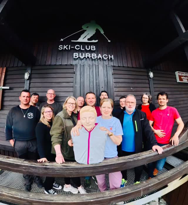 Wiederholungstäter beim Ski Club Burbach! 🚑🎿
Es war mir eine große Freude, zum wiederholten Mal den Erste-Hilfe-Kurs für diesen fantastischen Verein zu leiten. Was für ein toller Tag mit unglaublich motivierten Teilnehmern! 🙌
Der Ski Club Burbach ist wirklich ein großartiger Verein. Hier wird nicht nur im Winter Vollgas gegeben – auch über die Sommermonate ist der Kalender prall gefüllt mit tollen Aktivitäten und Veranstaltungen. Ein echtes Vorbild für ein aktives Vereinsleben! ☀️🚴♂️
Auch wenn ich natürlich inständig hoffe, dass ihr das Gelernte niemals anwenden müsst: Ich bin mir nach diesem Kurs absolut sicher, dass ihr im Ernstfall professionell und besonnen helfen könnt. Ihr seid bestens vorbereitet! 💪
Ich komme in zwei Jahren sehr gerne wieder zu euch. Bleibt gesund und weiterhin so aktiv! 🏔️
#skiclubburbach #skifahren #mtbevent #erstehilfekurs #verein