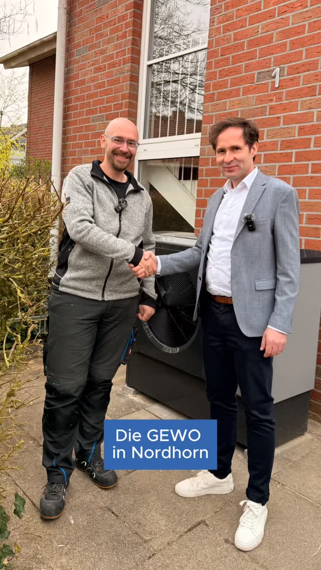 Erstes klimaneutrales Gebäude der GEWO in Uelsen. 🌿
Im Reel übergibt unser Geschäftsführer, Henning Motzkus den abgeschlossenen Auftrag an Jörg Snieders, Geschäftsführer der GEWO Nordhorn.
Ein besonderer Moment für ein starkes gemeinsames Projekt.
Wir durften die Umsetzung von der Planung bis zur fertigen Anlage begleiten.
Vielen Dank an die @gewonordhorn für die gute Zusammenarbeit und das Vertrauen.
Ein tolles Projekt mit einem starken Ergebnis. 💪
🎥 @marken_am_markt