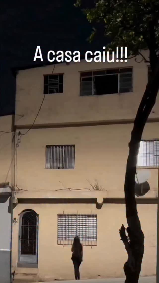 DEU RUIM HEIN - Qual a sua opinião?
A mulher achou que ia passar despercebida... mas não contava com o dono da casa aparecendo bem na hora!
No meio da pichação, veio o susto, e aí já viu né? Tentou explicar, mas a situação já tava toda registrada!
E aquele clássico: achou que não ia dar nada...
deu tudo!
#Flagrante #Viral #Pichação #DeuRuim Internet