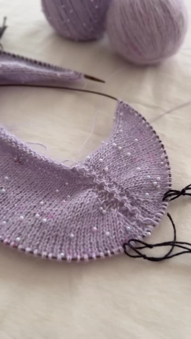 I stated something new 👀
.
.
.
Pattern in progress by me
.
Yarn: Mermaid Tears in Lila and Moe in Wisteria by @pru_yarns
.
Advertising
.
#knit #knitting #knittersgonnaknit #stricken #strickenmachtglücklich
