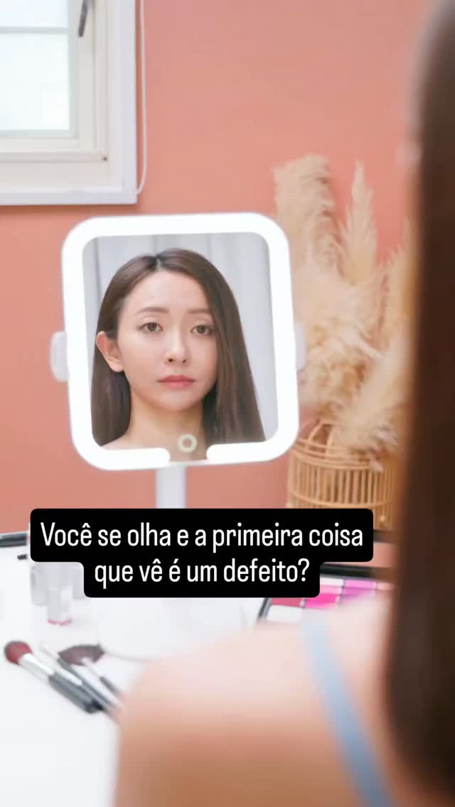 Se você se identificou com esse vídeo, provavelmente não é falta de confiança.
É a ansiedade fazendo você duvidar de si mesma o tempo todo.
Ela te faz revisar decisões simples.
Te faz buscar defeitos antes mesmo de enxergar qualidades.
Te coloca em comparação constante com os outros.
E, no final, sempre sobra a mesma sensação:
“não é suficiente.”
Mas isso não nasce do nada. A mente ansiosa tenta evitar erros a qualquer custo.
Então ela analisa, questiona, revisa… como se pudesse te proteger de tudo.
Só que o efeito é o oposto: quanto mais você tenta ter certeza absoluta,
mais dúvida aparece.
Quando perceber que está se questionando demais, pause e se pergunte:
👉 “Eu preciso de mais certeza… ou só estou com medo de errar?”
Essa pergunta ajuda a diferenciar ansiedade de realidade.
E aos poucos, você começa a confiar mais em si, mesmo sem ter todas as respostas.
Aqui no meu perfil você aprende, de forma prática e acolhedora, como ter menos ansiedade e mais calma no dia a dia.
👉 Já me segue para aprender a lidar melhor com seus pensamentos e se sentir mais segura nas suas decisões.