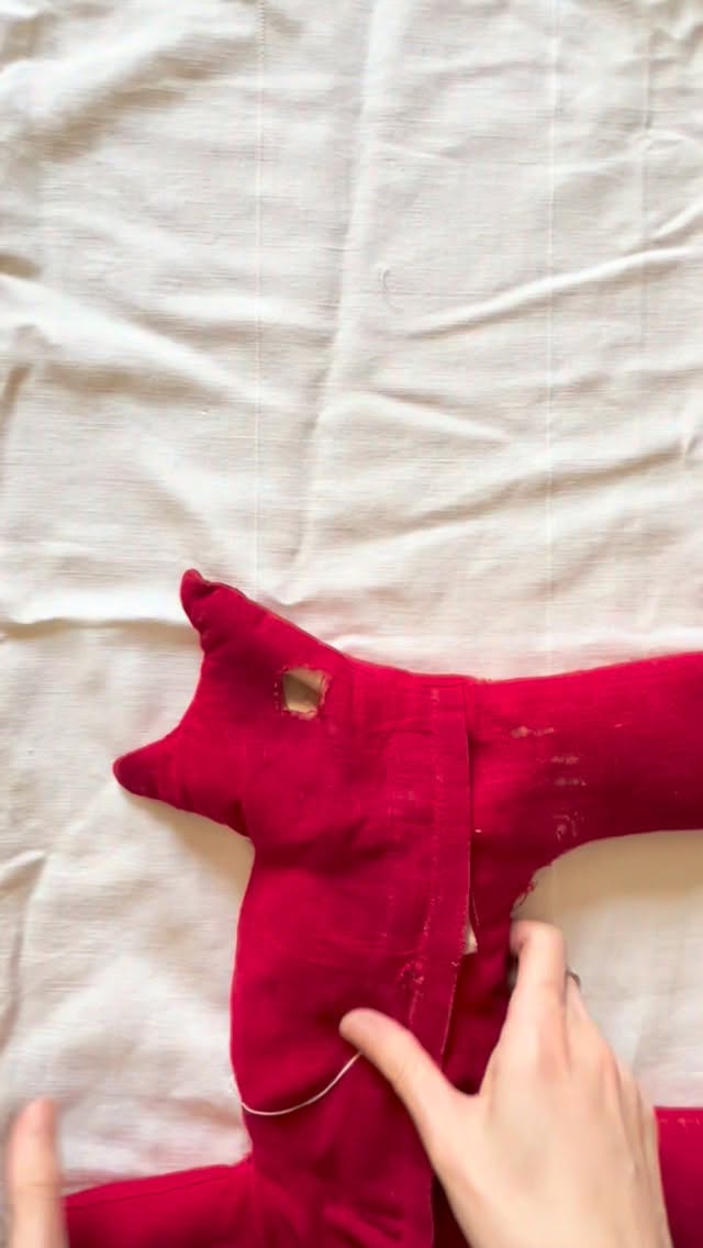 ♻️Lui è Gattino. Una vecchissima borsa dell’acqua calda piena di noccioli di ciliegia che ho comprato a Stoccolma nel 2003. Ci sono molto affezionata anche perché ha la forma perfetta per abbracciare il collo e la fronte di chi come me soffre di cervicale e sinusite.
A forza di essere passato e ripassato in microonde, il cotone di cui era fatto si era cotto ed era “SLÍSO” in molti punti.
Gli ho regalato nuova vita riciclando uno scampolo di una tenda Ikea che avevo accorciato tempo fa.
Davide lo vuole chiare Blanco. Io… non so ancora.
Per voi come si chiama?
#diy #handmade #ricicla #recicla