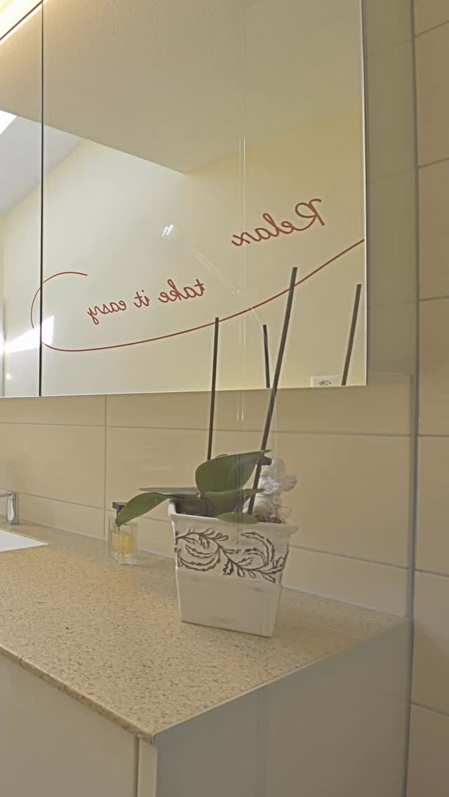 Alles reduziert auf das Wesentliche.
Grosse Ablage, durchgehende Flächen und ein Spiegel, der das Badezimmer noch grosszügiger wirken lässt.
Morgens starten, abends runterfahren – ohne viel Drumherum.
Genau so soll ein Bad funktionieren. 🛁