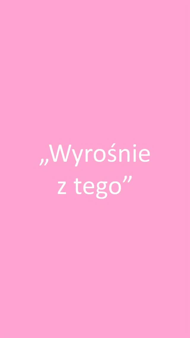 „Wyrośnie z tego” to jedno z najbardziej szkodliwych zdań o śnie dziecka.
Badania na Penn State College of Medicine pokazują coś, co dla wielu rodziców może być zaskoczeniem:
👉 problemy ze snem u dzieci bardzo często NIE mijają same
👉 dzieci z dużymi trudnościami we śnie mają znacznie wyższe ryzyko rozwoju przewlekłej bezsenności w dorosłości (43%)
Bezsenność to NIE jest etap rozwojowy („dzieci tak mają”, „taka jego uroda”) - to problem, który może się utrwalać i obniżać jakość życia dziecka.
Dziecko może doświadczać bezsenności – bezsenność dziecięca jest opisana w Międzynarodowej Klasyfikacji Zaburzeń Snu (ICSD-3).
Bezsenność dziecięca dotyczy niekorzystnych nawyków okołosenych i ma często charakter PRZEWLEKŁY – wymaga właściwych działań rodziców.
➡️ Maluszek w tej rolce ma 9 m-cy, co oznacza, że mógłby przesypiać noc budząc się na karmienie tylko 1-2 razy. To etap ładnej konsolidacji snu, kiedy dziecko jest gotowe na 4-6 godzin nieprzerwanego odpoczynku. Dodatkowo takie noce wspiera dobrze rozszerzona już dieta (3-4 posiłki stałe). Ale dopóki nie potrafi spać bez karmienia, będzie budzić się co 1-2 godziny, nawet wtedy, gdy nie odczuwa głodu (a mama będzie czuć się jak „żywy smoczek” i może być tą sytuacją bardzo zmęczona). Fizjologii snu nie zmienimy, możemy zmienić rozwiązanie dziecka na sen.
Dobra wiadomość?
👉 Wczesne wsparcie naprawdę ma znaczenie.
Część dzieci (ok. 27%) faktycznie doświadcza poprawy wraz z dojrzewaniem i konsolidacją snu, ale duża grupa potrzebuje świadomego, uważnego i łagodnego wsparcia, a nie czekania „aż samo minie”.
Jeśli widzisz u swojego dziecka:
• trudności z zasypianiem
• częste wybudzenia
• napięcie/rozdrażnienie przed snem
• krótkie lub nieregenerujące drzemki
— to nie jest Twoja wina ani „taki jego urok”.
To sygnał, że jego układ nerwowy potrzebuje wsparcia 🤍
✨ W swojej pracy pomagam rodzicom:
— zrozumieć biologiczne podstawy snu
— wyciszyć układ nerwowy dziecka
— wprowadzić zmiany bez stresujących metod
📌 Jeśli chcesz działać teraz (a nie za kilka lat), skorzystaj z konsultacji. Link w BIO. 🩷
SEN DZIECKA 💤 ZDROWY SEN 💤 WYSPANA MAMA