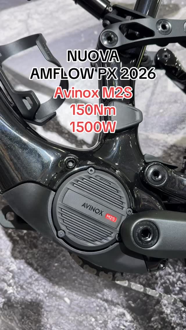 🐎 Amflow PX Carbon in pronta consegna in negozio con il nuovo motore AVINOX M2S:
⚡ 1500W di potenza di picco
💪 150 Nm di coppia in boost
Numeri fuori scala, ma gestiti in modo intelligente: erogazione fluida, progressiva e sempre sfruttabile, anche nei passaggi più tecnici.
Non è solo questione di potenza.
È come quella potenza viene messa a terra.
La PX Carbon è pensata per chi vuole di più:
più spinta in salita, più libertà nella scelta delle linee, più divertimento in discesa.
Linee pulite, sempre più vicine a una bici muscolare, con batteria integrata da 700Wh.
Vieni a scoprirla in Via Trieste 40
