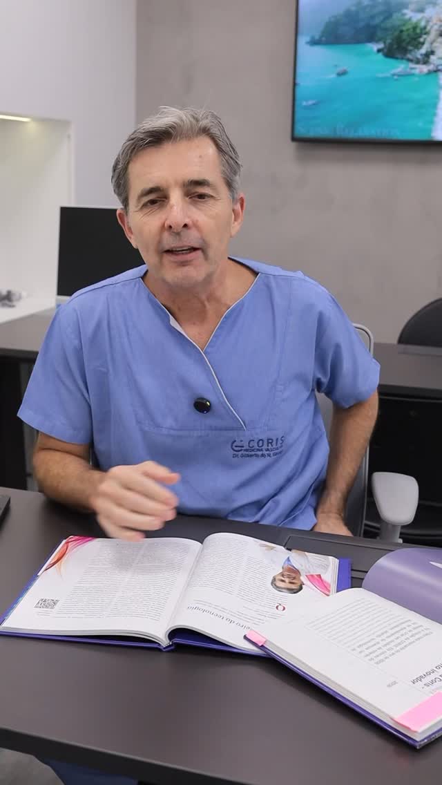 Há histórias que ajudam a explicar quem somos hoje.
Recentemente, organizando nossa nova sala de cursos, treinamentos e workshops, reencontramos registros que contam um pouco da trajetória da Coris desde o início de suas atividades, em 2006, aqui no complexo Baia Sul.
Mais do que recordar nossa história, esse momento reforça algo em que sempre acreditamos: excelência se constrói com tempo, dedicação e muito trabalho.
Ao longo desses anos, crescemos, evoluímos, agregamos grandes profissionais e consolidamos nossa atuação como referência em cirurgia vascular, angiologia e inovação na especialidade.
E essa nova estrutura nasce justamente com esse propósito:
seguir avançando.
Um espaço pensado para compartilhar conhecimento, formar colegas, promover cursos, treinamentos e contribuir ativamente para o desenvolvimento da cirurgia vascular em nossa região e no país.