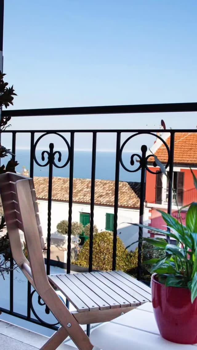 Le nostre camere sono tutte immerse nel sole, affacciate su un'alba allargata a 360 gradi... Quando le emozioni ti pervadono e ti senti finalmente un tutt'uno con la natura.
Vi aspettiamo a Sirolo ❤️