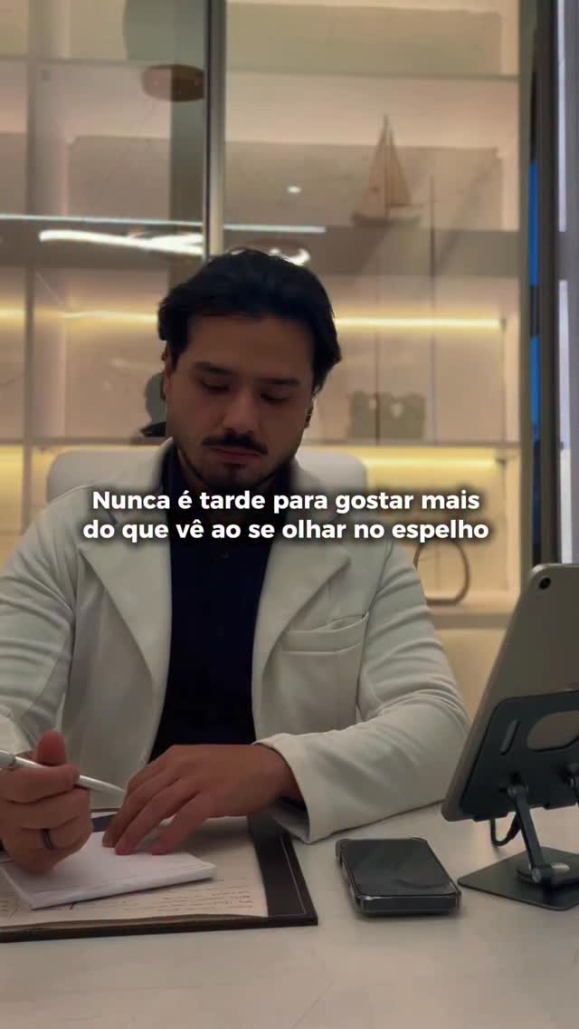 Com o tempo, o rosto muda, os sinais aparecem e, muitas vezes, a imagem que vemos já não traduz exatamente como nos sentimos por dentro.
A harmonização facial permite reorganizar proporções, recuperar estrutura e devolver presença ao rosto, sempre respeitando a identidade de cada paciente.
Pequenos ajustes podem transformar a forma como você se enxerga todos os dias.
Quando você volta a se reconhecer no espelho, algo muda por dentro também: a confiança, a postura e a forma de se apresentar ao mundo.
👉 Se você quer entender como a harmonização facial pode valorizar seu rosto, me chama no Direct ou no WhatsApp para agendar sua consulta.
#DrRhuanQueiroz #HarmonizacaoFacial #EsteticaMasculina #AutoestimaMasculina #ConfiançaMasculina CuidadoMasculino BiomedicinaEstetica