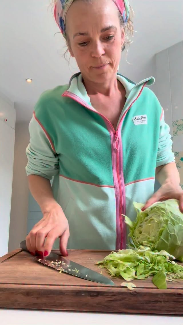 Mange tror fejlagtigt at vægttab og sundhed alene handler om at spise få kalorier.
Eller om at de skal skære alt fedt ud af kosten.
• vi ved at stabilt blodsukker er vejen frem når du skal holde sundhed og vægttab over tid
• vi ved at mæthed og ro fra kosten forbygger overspisning derfor er nok protein og fedt i kosten afgørende
• vi ved at smag styrker sanserne og følelsen af tilfredshed efter et måltid
• vi ved at grøntsager virker som en slags pensionsopsparing ligesom at fedt er vigtig for hjertekar, led og hjerne
Så når vi laver en salat som denne er der fokus på at du får 200-300 g grønt fordi det indeholder fibre der mætter dig og det styrker din tarm.
Der tilsættes friske urter som sikrer smag og gode antioxidanter.
Den lækre olivenolie med chokoladesmag er genialt til at give fedme ind i måltidet og til at stabiliserer dit blodsukker, altså den sikrer en følelse af ro efter du har spist.
Så selvom 2 spsk koster 100 kcal så er det en investering for din mæthed efterfølgende. Og så SMAGER den. Hurra! Det gør grov lakridspulver og dukkah også sammen med balsamico glace. Og når du drysser salt over måltider trækker du smagen frem og balancerer de gode smagsnuancer.
De små orange bær er ananaskirsebær.
De er friske og syrlige.
Det er virkelig batter når det kommer til mæthed er protein, så giv den gas med hytteost, fjerkræ, fisk eller æg. En anden detalje er at det bidrager positivt til din muskelmasse.
Siden 2010 har vi undervist i hvor en kalorie ikke bare er en kalorie. Det handler nemlig om biokemi og hvordan kalorien virker i kroppen.
Tak fordi du følger med 💜
Sundhed tager ikke lang tid. Men at lære at gøre det til en vane tager mange år.
Du skal bruge:
Spidskål, fintsnittet, gulerod og rødbede, friske urter, ananas kirsebær, olivenolie med chokoladesmag, balsamico glace, sorte saltflager, dukkah, grov lakrids, hytteost.
@hartvigengell #spisrigtigmad #sundhed #stabiltblodsukker #spismeregrønt