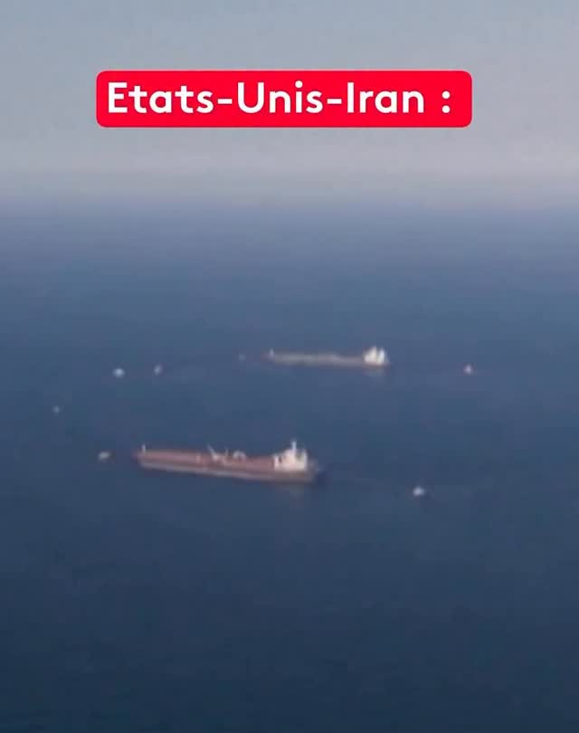 ⚠️ Nouveau moment clé dans la crise autour du détroit d’Ormuz.
Des émissaires américains et iraniens se sont rencontrés face à face à Islamabad pour tenter d’éviter une nouvelle escalade dans l’une des zones les plus stratégiques du monde.
Pourquoi c’est crucial 👇
🛢️ près de 20% du pétrole mondial passe par le détroit
🚢 route vitale pour le commerce énergétique international
🌍 point de tension majeur entre Washington et Téhéran
L’enjeu principal :
garantir la liberté de navigation dans ce corridor maritime essentiel.
Un blocage du détroit provoquerait :
📈 une hausse immédiate des prix du pétrole
⚠️ des tensions militaires accrues
🌐 un choc potentiel pour l’économie mondiale
Ces discussions pourraient donc peser lourd sur l’équilibre régional… et mondial.
💬 Selon vous : un accord est-il encore possible entre les États-Unis et l’Iran ?
#geopolitique #detroitdormuz #iran