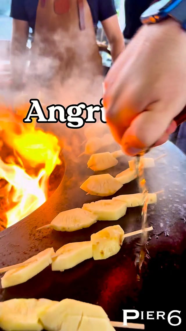 So sah das erste Angrillen im PIER 6 2025 aus. Am 02. Mai 2026 wird wieder Feuer entfacht, Grillgut geräuchert und nach Herzenslust geschlemmt. Mit @dergrilltyp, @hofwvdlieth und @gutwagyu bekommen wir kompetente Unterstützung. Jetzt noch die letzten Plätze sichern.
Reservierung jederzeit unter www.pier6.de 🕖
#pier6 #event #grillen