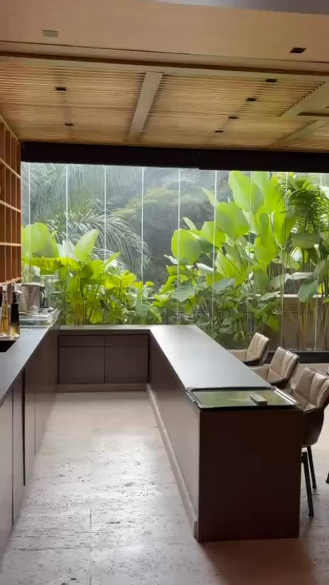 Neste projeto, a escolha da tela solar Koolblack™ foi estratégica. Diferente das telas comuns, ela mantém a elegância das cores escuras, mas com um desempenho térmico incomparável.
• Visibilidade: Conexão total com o jardim. 🌿
• Conforto: Redução drástica do calor interno.
• Proteção: Preservação do mobiliário contra raios UV.
Fale conosco e descubra seu fator de proteção ideal na @arthurdecor
#arquitetura #designinteriores #koolblack #telasolar #confortotermico automacao decoracaoluxo