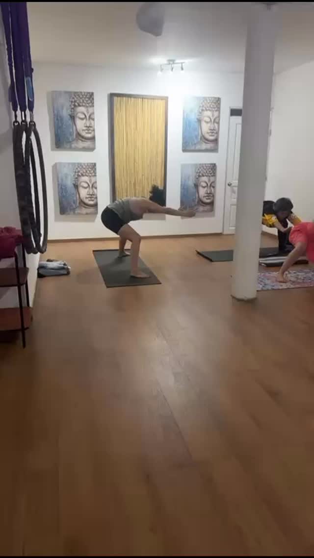 Sostener una postura durante varias respiraciones en yoga permite que el cuerpo, la mente y la respiración se sincronicen. No solo se trabaja la fuerza y la flexibilidad, sino también la conciencia corporal y la presencia mental. Al permanecer en la postura, el cuerpo tiene tiempo de adaptarse, liberar tensiones y profundizar en el estiramiento, mientras la respiración guía un estado de calma y enfoque interior.
@shuniacentroholistico & YogaShunia
#yoga #cuerpoymentesano #saltillo