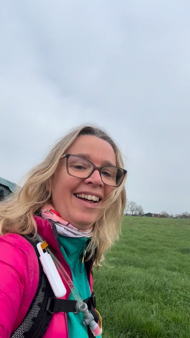 Maar is dat niet saai?
Ja.
Dat klopt eigenlijk wel.
En dat is precies waarom het zo lekker is.
Er gebeurt weinig.
Het tempo ligt laag.
Geen constante prikkels
Geen to do’s
Geen e-mails
Gewoon… lopen.
En ik merk het aan alles.
Mijn hoofd wordt rustiger
Mijn lijf ontspant
En zelfs mijn body battery…
die zit ’s nachts gewoon weer op 100%
Terwijl we normaal de hele dag door van alles moeten
Vijf dagen
Helemaal niks
Alleen maar lopen
En daar kom ik dus van bij
#pieterpad #wandelen #hikenederland