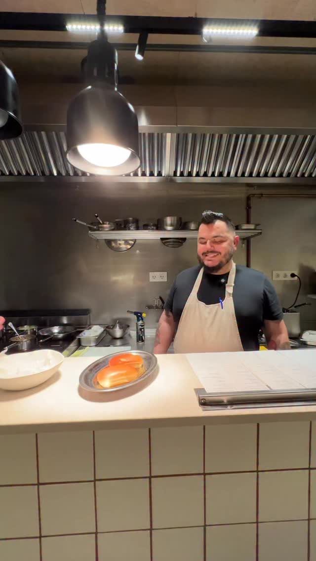 Brioix de fricandĂł đ„
FricandĂł classic de galta de porc amb moixernons. Fem un sofregit, el desglacem amb vi ranci i fregim les galtes enfarinades. Finalment una picada dâametlla i julivert fregit per sobre. I ratlladura de llima.
Moooolt melĂłs, suculent i... quĂš tâhem de dir, millor venir i tastar-lo đ€€đ€€
#santopaladar #cuinacatalana #barcelona #fricando #catalunya