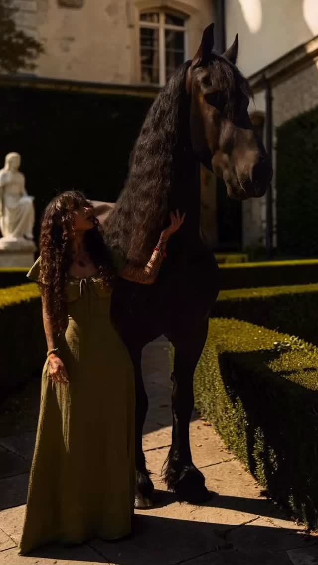 I wish I could take credit for the horses mane to. But both are majestic
Nano bonds in Natural Curl
#longhair #wollongonghairreplacement #womenshairloss #wollongonghairextensions