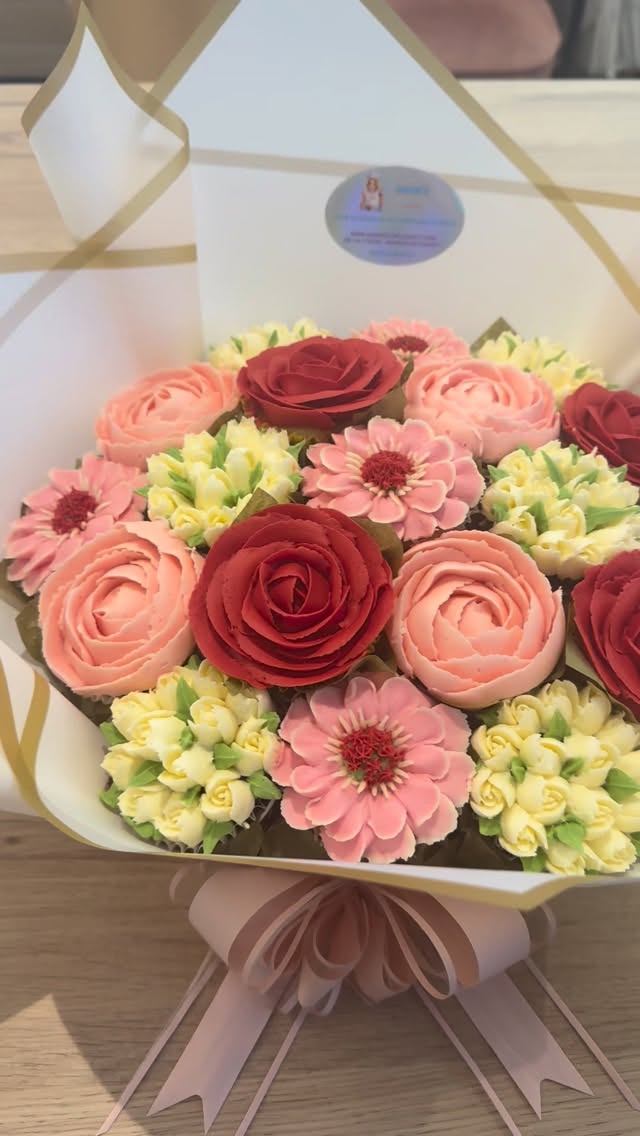 #angiescupcakes77 #cupcakebouquet #flowercupcakes #fleurscomestibles