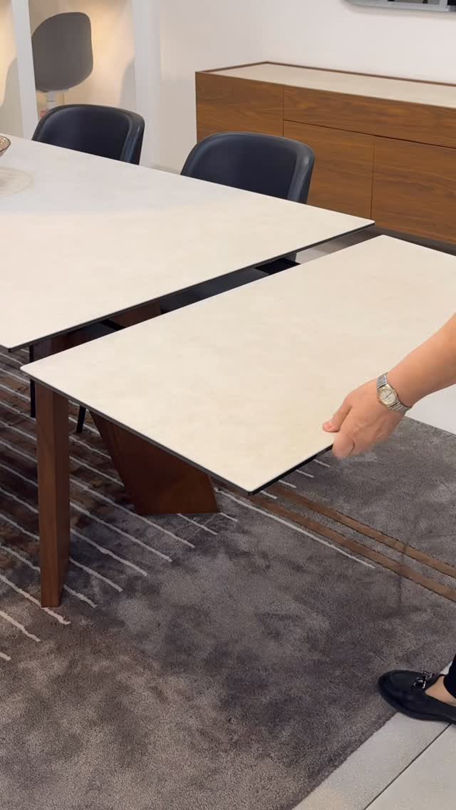 שולחנות אוכל חכמים, מזנונים ופריטי דקורציה ברמת גימור מושלמת.
הכניסו אלגנטיות הביתה, מחכים לכם בתצוגה!
כתבו לנו אם אתם מעוניינים בפרטים נוספים או עקבו אחרינו לקבלת השראה.
.
הקולקציה המלאה ורשימת הסניפים מחכים לכם בקישור שבפרופיל שלנו: (Link in Bio) @calligaris_israel
www.turgeman.co.il
.
#קליגריס #דן_דיזיין_סנטר #עיצוב_פנים #ריהוט_איטלקי #calligaris