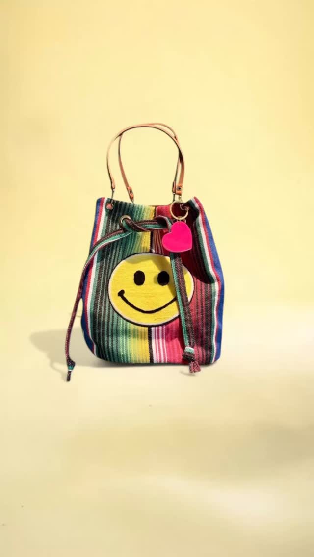 Craquez pour cette bourse/sac Bolsa Maya🌵made in Côte d’azur entièrement confectionnée par mes soins à Nice. Fabriquée en couverture mexicaine elle est parée de patchs joyeux : smileys, champignons, tout ce qui met du peps ! Vous pouvez la porter grâce à ses deux hanses en cuir, et l’ajuster avec son lien. Chaque pièce est unique, pleine de bonne humeur et de couleurs.
#pieceunique #smiley #patch #frenchrivièra #madeinfrance🇫🇷