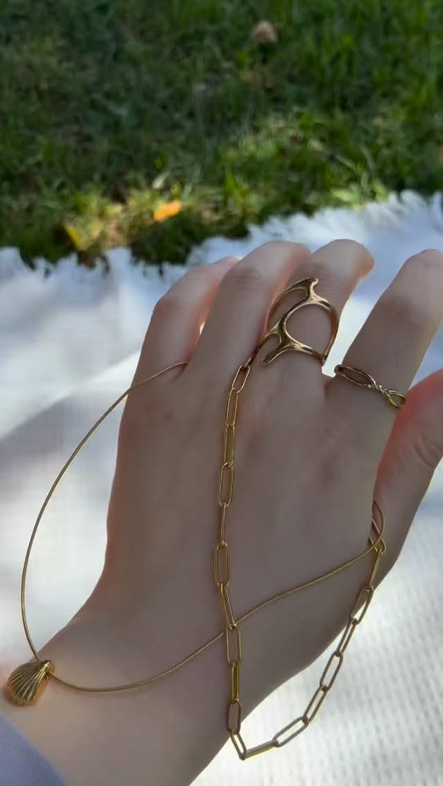 Rock, paper… accessorize ✨✋💍
.
.
.
.
#seesea #lovefromthesea #waterproofjewelry #tarnishfreejewelry #goldjewelry