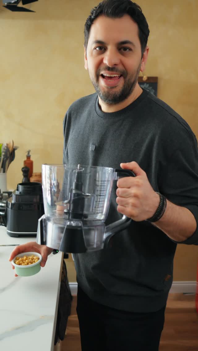 🍪 İşte sana nefis bir kurabiye tarifi üstelik glutensiz ve rafine şekersiz 😋👌
Nohut Kurabiyesi
Malzemeler:
1 bardak haşlanmış nohut
100g. fıstık ezmesi
5 tane hurma (çekirdekleri çıkartılmış)
1 tatlı kaşığı vanilin
1 çay kaşığı kabartma tozu
1-2 yemek kaşığı bitter damla çikolata
Yapılışı:
Damla çikolata hariç tüm malzemeleri blenderdan çekerek hamur kıvamına getirin.
Elde ettiğiniz hamurun içine damla çikolataları ilave edip güzelce karıştırın.
Yağlı kağıt serilmiş bir fırın tepsisi üzerinde şekil verip 180 derece fırında 10-15 dakika pişirin.
Soğuduktan sonra servis edebilirsiniz.
Afiyet olsun.