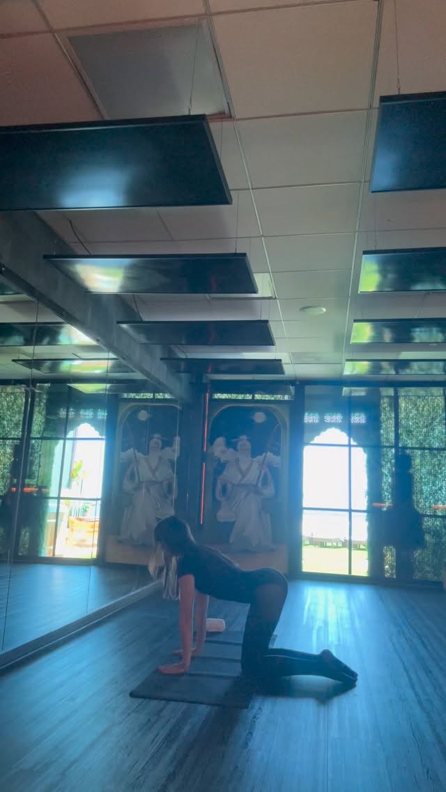 Come and join me. I am teaching hot mat Pilates every Monday morning at 11:30am at the beautiful sanctuary @rafilounge
Sign up at rafilounge.com❣️