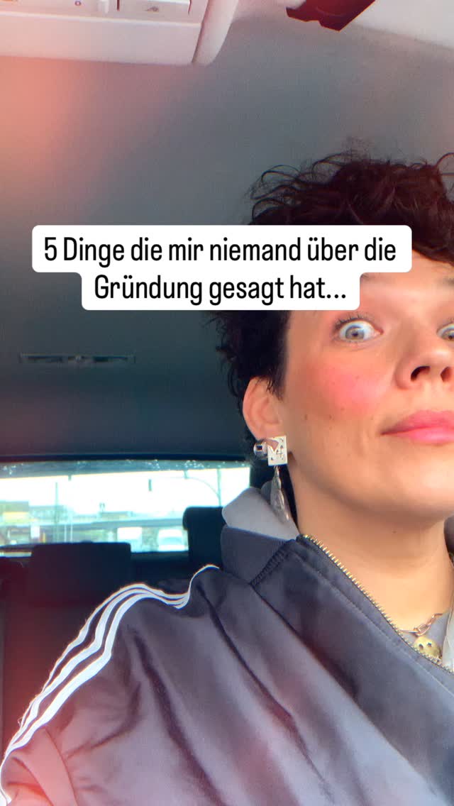 5 Dinge, die mir niemand gesagt hat bevor ich meine Druckmanufaktur aufgemacht habe:
1️⃣ Gedankenkarussell 24/7. 🧠 Gerade als Overthinkerin, so wie ich es bin, hörst du nie wieder auf, dir Sorgen zu machen. Ist das Angebot gut genug? Hab ich genug Motive da? Waren die Ergebnisse im Workshop heute wirklich gut? Es hört NIE auf. Zumindest bei mir.
2️⃣ Sichtbarkeit ist ein Endgegner. 📸 Ich würde sowas von lügen, wenn ich behaupten würde, es fällt mir leicht. Ich bin eine offene Person, ich kann mit Menschen reden und bin null schüchtern. Aber ständig sein Gesicht in die Kamera halten und rufen: „Hallo, hier bin ich, bitte buch doch mal nen Workshop!“. Puh. Ich bin von Natur aus einfach keine Person, die ständig das Gesicht in jede Kamera hält.
3️⃣ Die Einsamkeit der Entscheidung. ⚖️ In meiner letzten Festanstellung hab ich so viele Entscheidungen gehasst und mich drüber aufgeregt. Heute? Wünschte ich mir zwischendurch, jemand würde Entscheidungen für mich treffen. Auch wenn sie dämlich sind... nur damit ich es nicht tun muss. Optimal wäre es natürlich, wenn jemand Entscheidungen trifft und sie NICHT dämlich sind. 😅
4️⃣ Der Optimierungswahn. 🛠️ Was kann ich NOCH besser machen? Mehr Siebe? Mehr Motive? Mehr Druckplätze? Sachen besser platzieren? Man ist nie fertig – und das Sorgen machen fängt wieder von vorne an…
5️⃣ Du machst Dinge, die du nie gelernt hast. 🎨 Ich hab Modedesign studiert – nicht Kommunikationsdesign, nicht BWL. Hatte ich je eine Website zusammengebastelt? Nein! Weiß ich, wie man Flyer oder Visitenkarten entwirft? NOPE. Wusste ich wie Angebote schreibt? Rate mal. NEIN. Aber naja ich mache es trotzdem. Wer soll es denn sonst tun?
Die Liste ist eigentlich endlos lang… aber ich hab ja gesagt, ich mach nur fünf. Ich hab gefühlt keine Woche seit Gründung in meiner Comfort Zone verbracht, sondern muss ständig über mich hinauswachsen. Und naja.. dabei geb ich mein Bestes. Das wichtigste: ich bereue keinen Tag. 🛠️❤️
Gehts Euch auch eigentlich auch so oder bin ich die Einzige, die sich beim „Hi“ rufen in die Kamera so dämlich vorkommt? 🙈
#kreativbusiness #druckmanufaktur #realtalk #kreativseinmachtglücklich