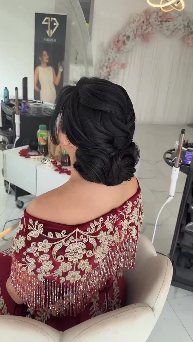 Wer von euch mag hochsteckfrisuren ?
#hairstyle #tutorial #braut #hair #instagram