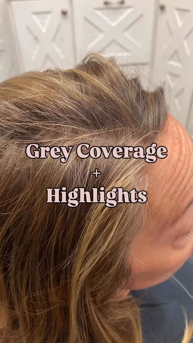Combining bright highlights and deep lowlights to create dimension and pop her blonde, but still keep the integrity of her natural hair ✨
Gray coverage is the ultimate modern solution for millennial women.
Think of it like this:
You’re refreshing what’s grown out (the grey’s) so everything looks uniform & the original color is saturated and looks healthy again 💖
Service: Grey Blending $130