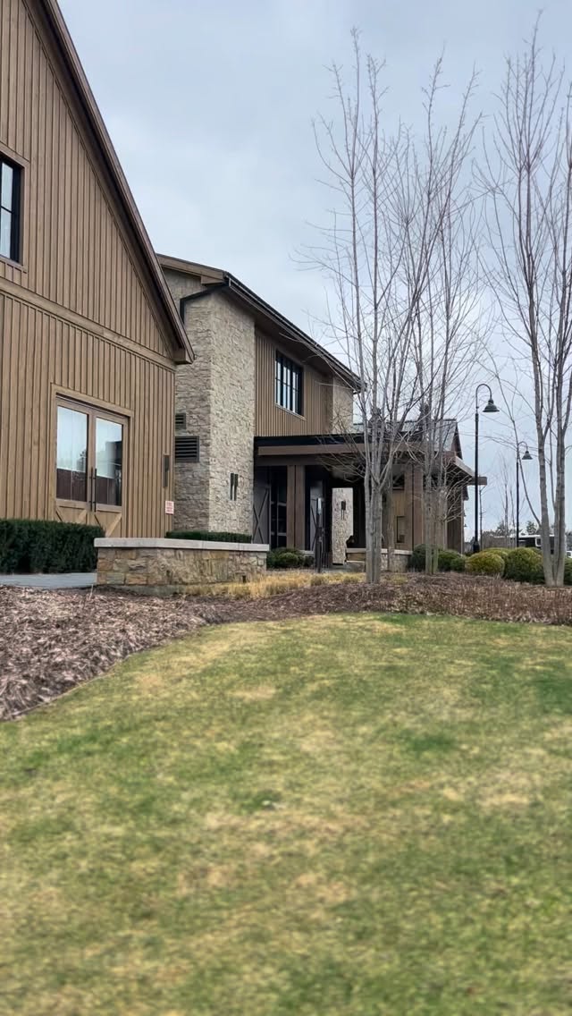 On Monday we had the opportunity to tour around the beautiful, state of the art facility @kinganimalhospital
Thank you to @onequestrian for putting on a great day full of inspiring and informative speakers at the Stable Program event! 🐎
#ontarioequestrian #tufftherapeuticridingfoundation #tufftherapeuticriding #kinganimalhospital