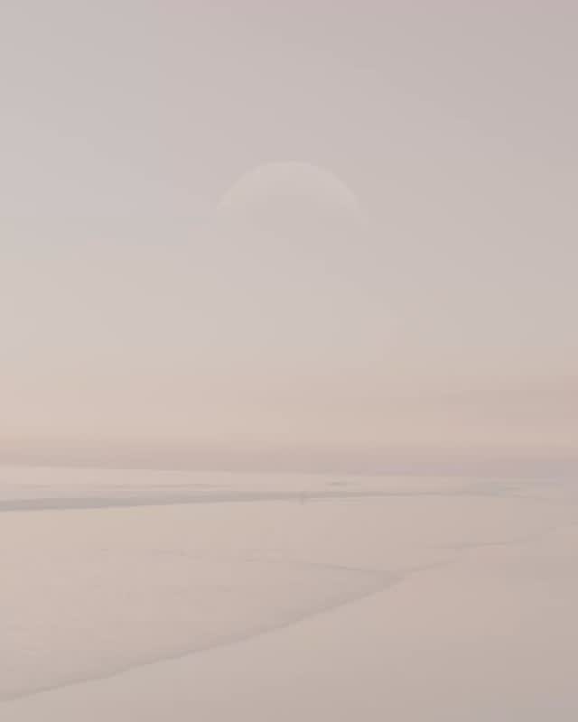 ๐๐ก๐๐ฅ๐จ๐ฆ
Bijna een week geleden vierden we Pasen, de overwinning over en opstanding van Jezus uit de dood.
Zijn dood en opstanding hebben verlossing en eeuwig leven bewerkt voor ieder die gelooft.
Pasen raakt meer dan wat nog gaat komen. Het raakt ook ons leven nu, hier op aarde.
Na Zijn opstanding spreekt Jezus vrede uit. โShalomโ.
Het betekent meer dan een traditionele groet, het houdt meer in dan vrede alleen. Shalom spreekt van
vrede, heelheid, herstel, welzijn en leven onder Gods orde.
Juist daarom is dit woord ook zo rijk in bijbelse coaching. Emotionele pijn, langdurige stress en trauma raken niet alleen onze gedachten of gevoelens. Ze kunnen ook doorwerken in ons zenuwstelsel en lichaam.
Dat kan zichtbaar worden in:
onrust
overprikkeling
hyperalertheid
vermijding
vermoeidheid
paniekaanvallen
of een lichaam
dat spanning blijft vasthouden.
Dan kun je wรฉten dat God vrede geeft en toch merken
dat je lichaam nog in opperste staat van paraatheid leeft.
Juist daar wordt shalom zo kostbaar.
Maar shalom betekent niet dat God ons in dit leven
een kerngezond, volledig hersteld lichaam heeft beloofd. We leven nog steeds in een gebroken wereld.
Ons lichaam is kwetsbaar en vergankelijk.
De volkomen verlossing komt later. Maar dat betekent niet dat shalom nu afwezig is.
Shalom betekent niet dat alles al af is, maar dat Gods vrede al begonnen is midden in wat nog gebroken is.
Niet altijd als het verdwijnen van pijn, maar wel
als Gods aanwezigheid in de pijn.
Niet altijd als directe genezing, maar wel als vrede die draagt.
Niet altijd als volledig herstel nu, maar wel als hoop die vastligt in Christus.
Dat is de schoonheid van Pasen: Jezus leeft!
En Hij spreekt Zijn vrede uit over mensen die nog midden in de gebrokenheid leven.
Nu al echt.
Straks volkomen. ๐ค