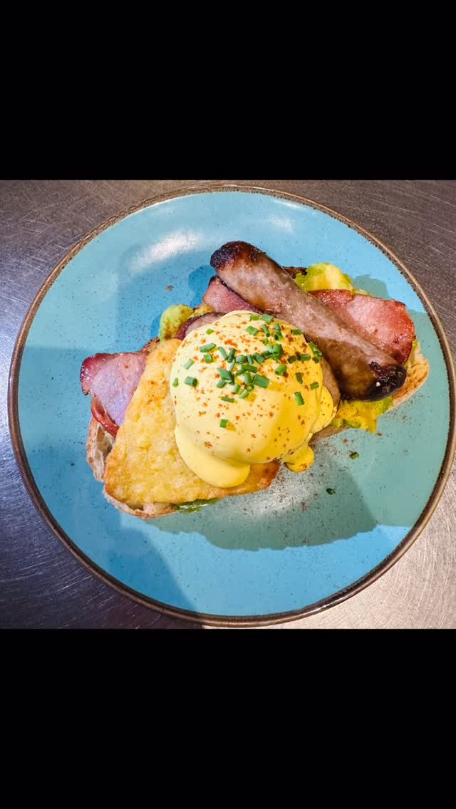 We’ve double checked and the kids are DEFINITELY back at school, aren’t they!? 👀
Fresh on the menu this week:
🥣 Soup – as we say goodbye to French Onion, we say hello to Roasted Sweet Potato & Creamy Coconut
👨🍳 Homemade Quiche – choose from Farmhouse (honey roast ham, mature cheddar & mushroom) or Roast Red Pepper, Feta & Spinach.
Served on its own or as a full lunch with fresh salad, house coleslaw & hot buttered potatoes.
🦀 Fresh Cromer Crab – salads & sandwiches are now firmly back on the menu (subject availability as always).
🧅 Alongside our Signature Norfolk Sausage Roll and Sweet Potato & Chickpea Roll, we’re adding Caramelised Red Onion & Norfolk Pork as our guest special.
🥗 We’ve got a selection of fresh salad portion pots available for takeaway, made by our team over at West St Deli.
🍰 Abbie’s made a Classic Victoria Sponge as the last sold out so quickly, and of course the weekend means BUNS! This weekend we’ll have 🍋 Lemon Curd & Blueberry Buns on the counter 🫐
So, if you’re in Cromer this weekend, you’ll find us as usual, 8am–5pm.
Finally, don’t forget to take a look at our Crab & Lobster Festival trail surfboard on the front wall – decorated by Rachel Grout and now proudly in place. Voting is now open for your favourite board!