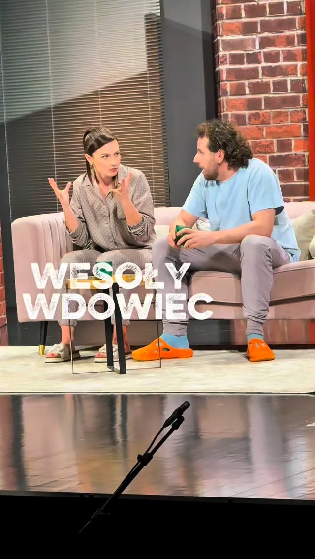 🎭 𝐓𝐎 𝐉𝐔Ż 𝐃𝐙𝐈Ś! 🎭
Po raz ostatni w tym sezonie zagramy naszą hitową komedię „Wesoły wdowiec”!
Dynamiczna, kolorowa, pełna wdzięku – taka, która zostaje w głowie jeszcze długo po wyjściu z teatru.
Jeśli jeszcze nie widzieliście – 𝐭𝐨 𝐣𝐞𝐬𝐭 𝐭𝐞𝐧 𝐦𝐨𝐦𝐞𝐧𝐭.
Jeśli widzieliście… dobrze wiecie, że 𝐰𝐚𝐫𝐭𝐨 𝐰𝐫ó𝐜𝐢ć 𝐣𝐞𝐬𝐳𝐜𝐳𝐞 𝐫𝐚𝐳 😉
Dziś żegnamy się z tym tytułem na chwilę i mówimy:
𝐝𝐨 𝐳𝐨𝐛𝐚𝐜𝐳𝐞𝐧𝐢𝐚 𝐩𝐨 𝐰𝐚𝐤𝐚𝐜𝐣𝐚𝐜𝐡!
Cieszymy się ogromnie, że możemy być dziś z Wami ❤️
I zapraszamy najserdeczniej!
🎟 Bilety:
– online
– rezerwacja telefoniczna
– oraz na 45 minut przed spektaklem w punkcie obsługi widza Teatru TeTaTeT (wejście na Małą Scenę Kieleckiego Centrum Kultury @kieleckie_centrum_kultury )
𝐍𝐢𝐞 𝐨𝐝𝐤ł𝐚𝐝𝐚𝐣𝐜𝐢𝐞 – 𝐰𝐢𝐝𝐳𝐢𝐦𝐲 𝐬𝐢ę 𝐝𝐳𝐢ś! ✨