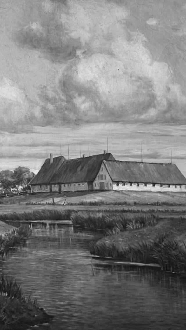 Midt i det åbne marskland, hvor horisonten synes uendelig, og lyset vandrer stille hen over jorden, ligger Museum Wegner – nænsomt placeret på den gamle marskgård Hestholm.
Her, i nærheden af Tønder, hvor Hans J. Wegner tog sine første skridt, folder en særlig fortælling sig ud. En fortælling om hænder, der formede træ, om øjne, der så muligheder i materialet, og om en livslang søgen efter det enkle, det ærlige og det smukke.
På museet møder man både de kendte klassikere og de mere sjældne værker – hver især et vidnesbyrd om en kompromisløs tilgang til form og funktion. Det er ikke blot møbler, men idéer gjort håndgribelige.
Museum Wegner er ikke bare et sted, man besøger. Det er et sted, man mærker. En stille invitation til at fordybe sig i håndværket, i detaljen – og i den tanke, der ligger bag.
#MuseumWegner #HansJWegner #DanskDesign #DesignHistorie #SkandinaviskDesign