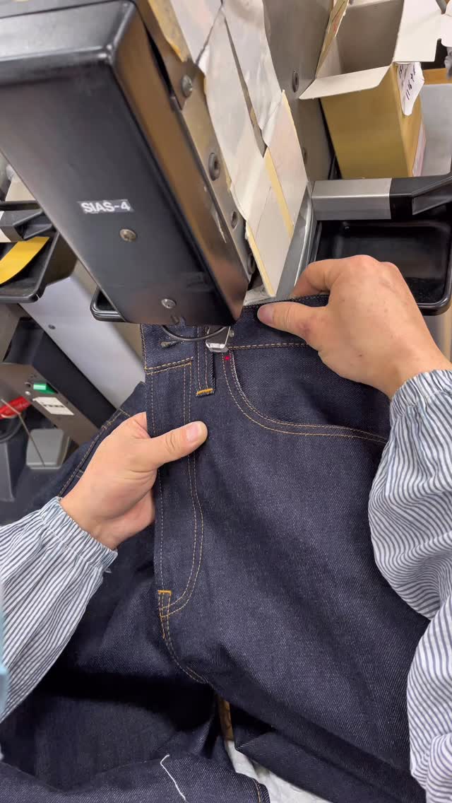Each one, set by hand.
Rivets and tack buttons aren’t just parts —
they shape the strength and character of denim.
#denimfactory #japanesedenim #madeinjapan