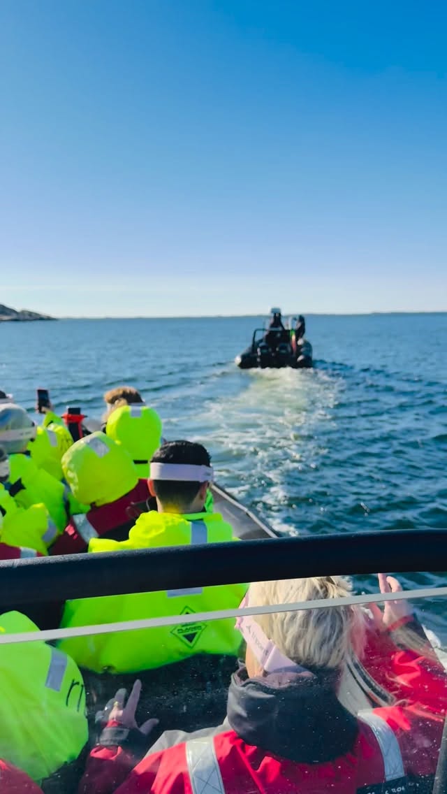 En vanlig eftermiddag på Marstrand!
En härlig tur ut på havet i det vackra vädret. Kunderna fick först utföra ett quiz, följt av en härlig tur på havet, följt av magisk mat på @marstrandshavshotell
Samla kollegorna och låt oss hjälpa er planera en kanondag.
Läs mer och kom igång på RibX.se
#konferens #konferensaktivitet #kickoff #ribbåt #ribx