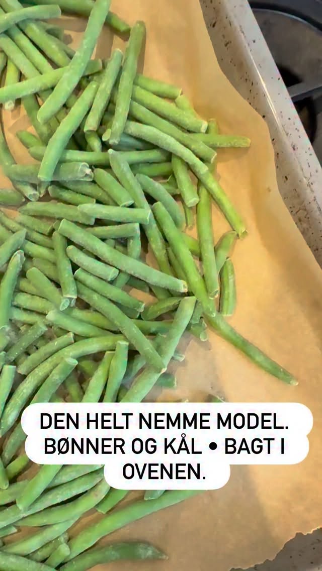 Den nemme model, til nok og nemt grønt
1 pose øko grønne bønner 500 g frost
1/2 spidskål
Hvidløg skiver
Olie og salt
Cabbage karma
Ind i ovenen 30 Minutter 180 grader varmluft.
Spise det med min kødsovs med pesto og feta. Pastaen gav jeg til ungerne 🫶 mørk choklade med orange til at lukke måltider med.
@hartvigengell #spismeregrønt #nemhverdagsmad #sundhed #stabiltblodsukker #overgangsalder
