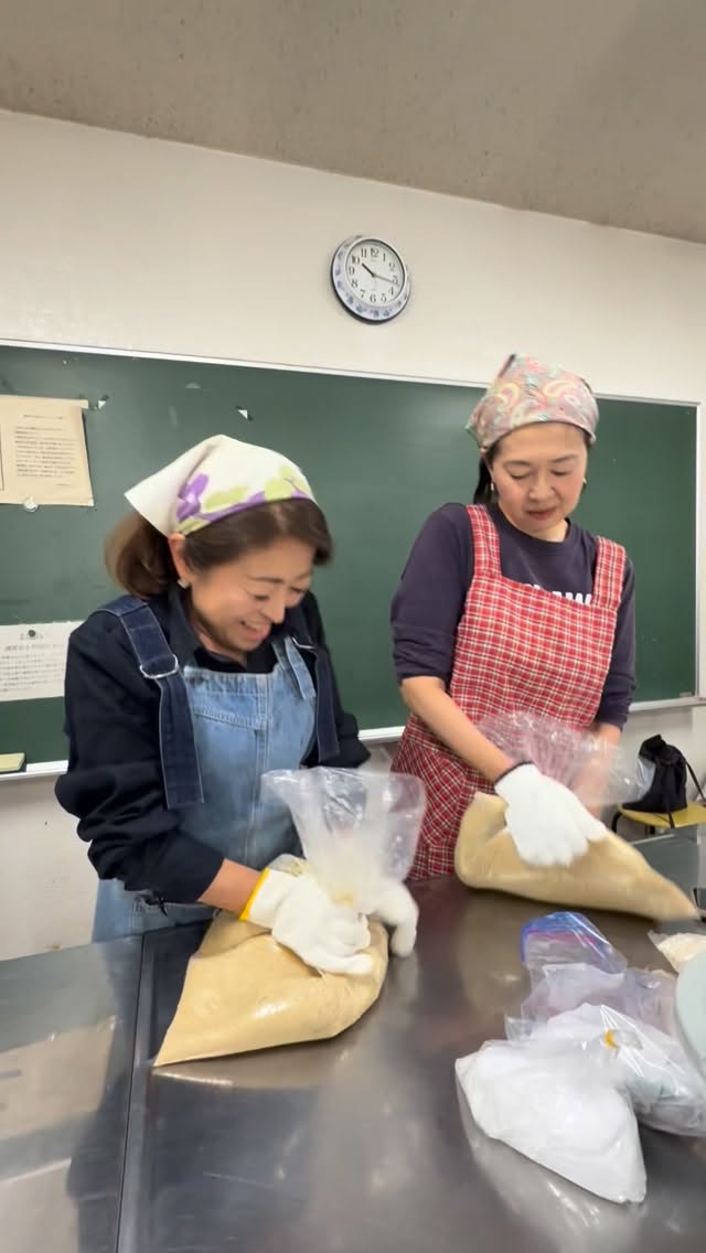 『ほめて伸ばす子供書道教室』の國吉龍華です
守屋貴子県議会議員
貴風会サークル
【味噌作り】🎵🎵
@moriya.takako
@moriya_support
東金市の小川味噌店様が
いらして下さい御指導下さいました😉🎵
大豆を潰すのは想像以上に
重労働🤣🎵
汗をかきかきがんばりました〜🤣
手作り味噌やりたかったので
大満足🥰💕
10ヶ月寝かせて完成です😉🎵
大人の書道教室からまゆさん
@mayu_nailsalon_elsa も
ご参加下さいました☺️💕
楽しい時間はいつもあっという間🤭🎵
この後は大人の書道教室へと☺️🎵
#本八幡駅
#守屋貴子サポーターズ
#守屋貴子県議会議員
#國吉龍華書道教室