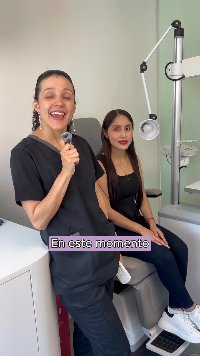 Hoy quiero compartirles el caso de Deisy, quien nos visitó para su control de los 20 días tras su cirugía refractiva LASIK en ambos ojos. Ella tenía miopía y dependía completamente de sus gafas para todo 👓
Ahora puede ver con total nitidez
y disfrutar de una mejor calidad visual. ✨
¡Ver su sonrisa es mi mayor recompensa! 💗👩🏻⚕️
¿List@ para despedirte de las gafas tú también? 👇🏼 📩 Envíame un DM o haz clic en el link de mi bio para agendar tu cita de valoración.