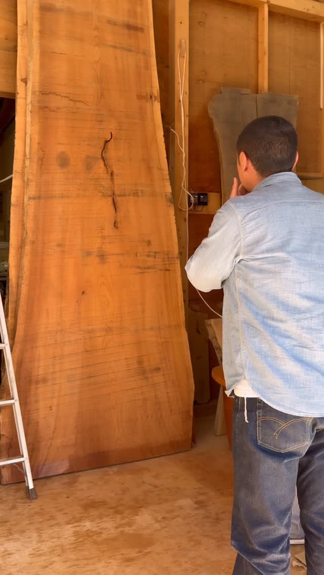 一枚板のテーブルが2台欲しい
今回の板探しはそんなご相談から始まりました。
それなら同じ1枚の板から2台テーブルが作れたら、そう思い
いつもお世話になっている材料屋さんに相談したところ、それなら、と板を探してきてくれました。
長さは3.5メートル、板幅は、1.3m
大きな大きなケヤキの一枚板です。
お客様と板との初対面を無事に終え、加工が始まりました。
どんな表情を見せてくれるのか、とっても楽しみです。
__________________
【八ヶ岳手作り造形家具 いっぴん工房】
住所:山梨県北杜市大泉町谷戸8686-11
営業時間:10:00~18:00 (1日15日が平日の時はお休みです)
TEL:0551-38-1339
—
#いっぴん工房 #手作り家具 #オーダー家具 #一枚板 #一枚板ダイニングテーブル