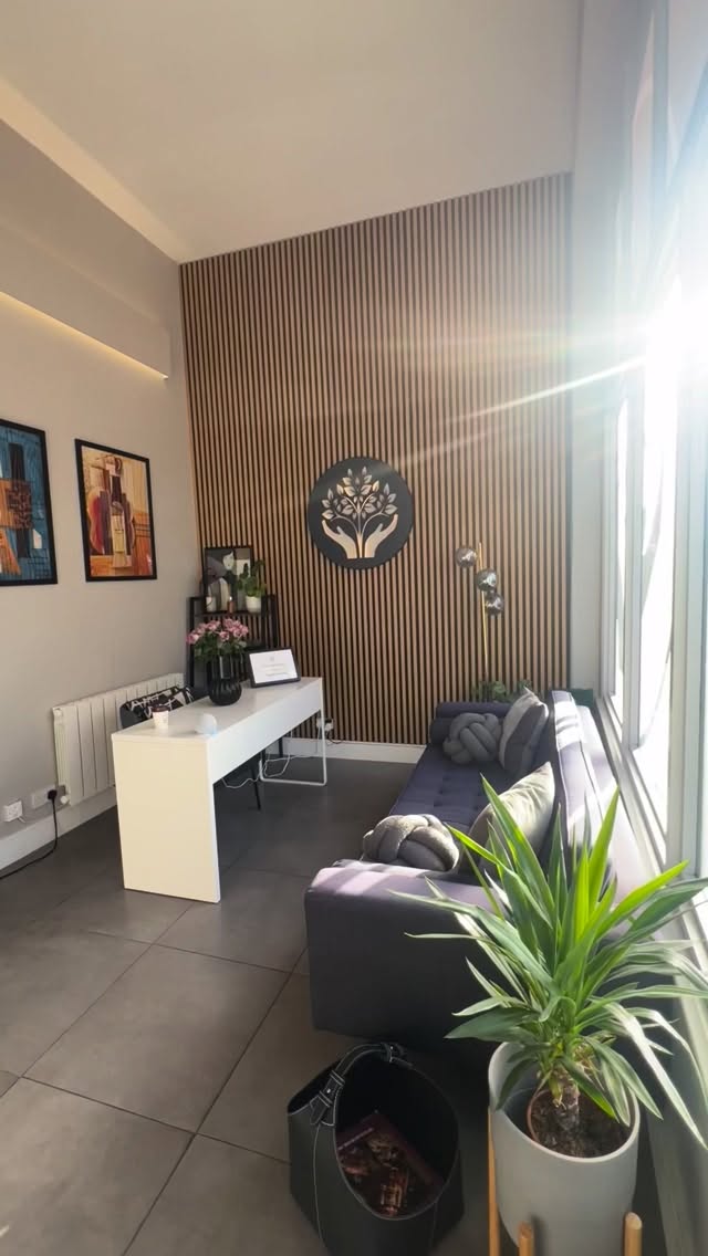 This is the kind of stuff that makes girls fall in love… with their reflection 😌💉✨
P.S I’m the one holding the needle 😌💅
#selfcare #prp #rfmicroneedling #lipfiller #aesthetics